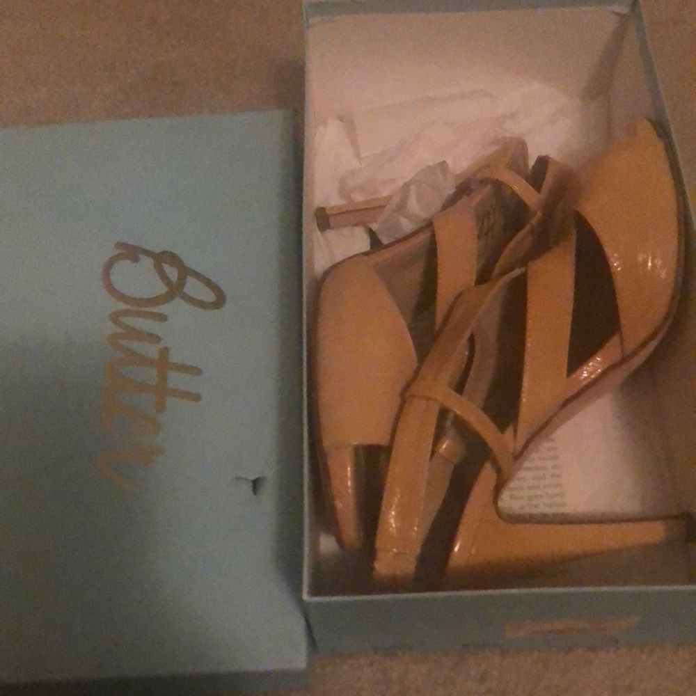 Beige patent leather sling back in original box. Lightly used. Size 8.